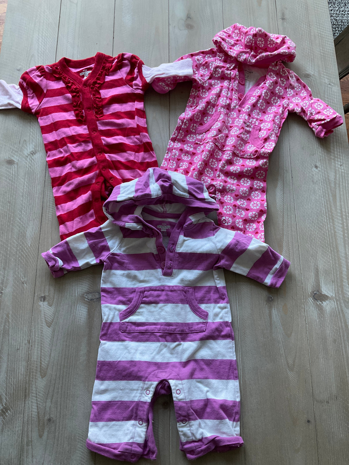 OLD NAVY ONESIES 3 OUTFITS - size Month - 0-3 / 3M