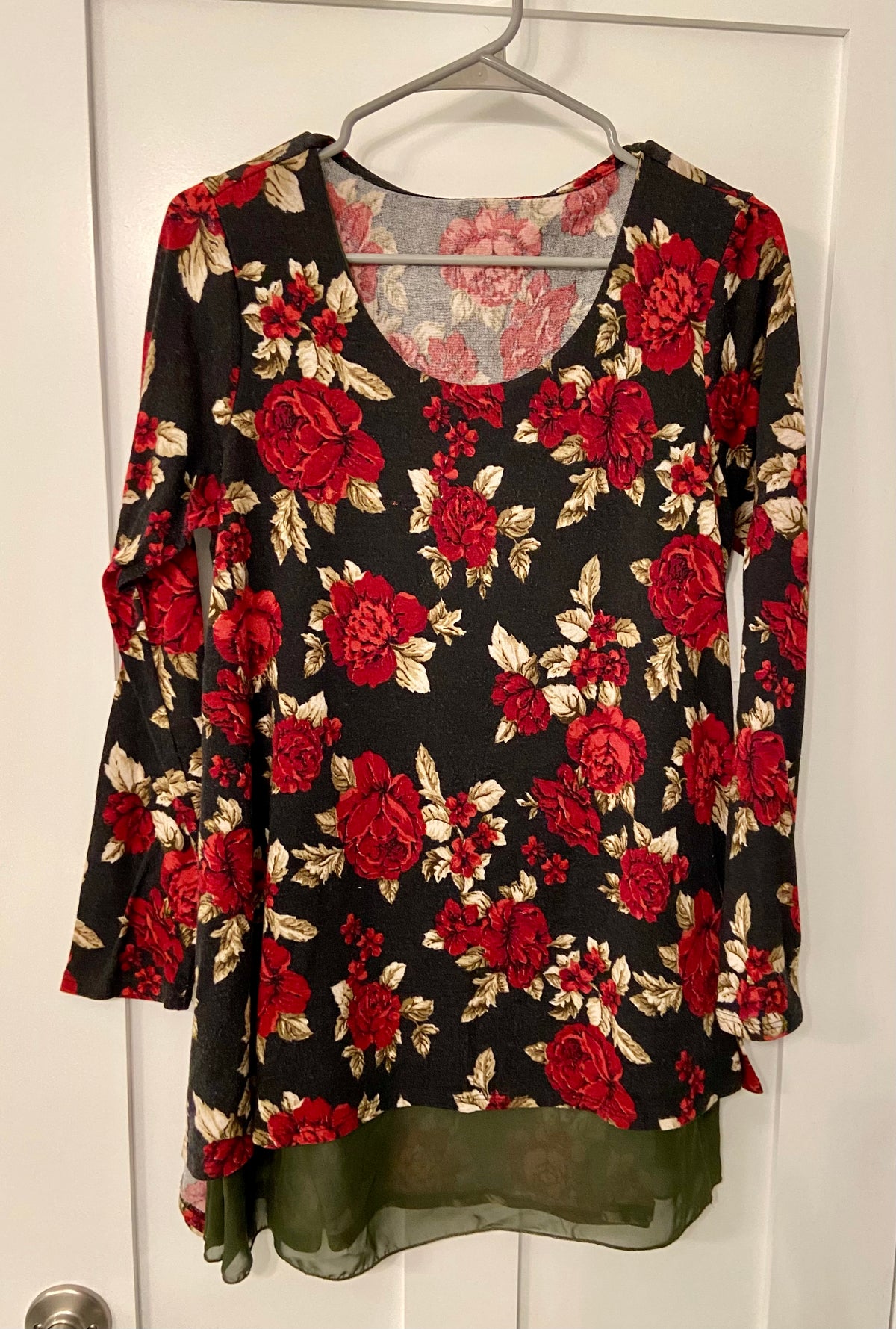 Pink blush red flower LS tunic top - size Women - M (8/10)