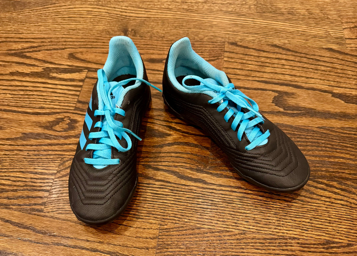 Adidas size 4 indoor soccer shoes, like new - size Shoes - Kids 4