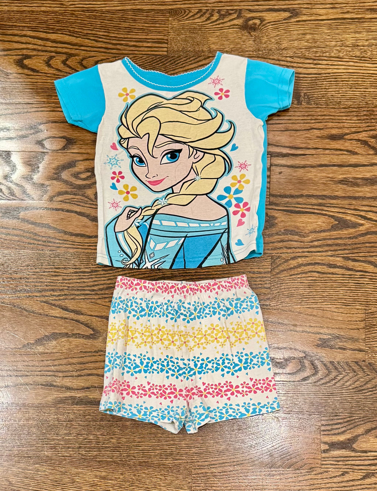 Disney 5T Elsa pajamas SS top and shorts - size Toddler - 5T