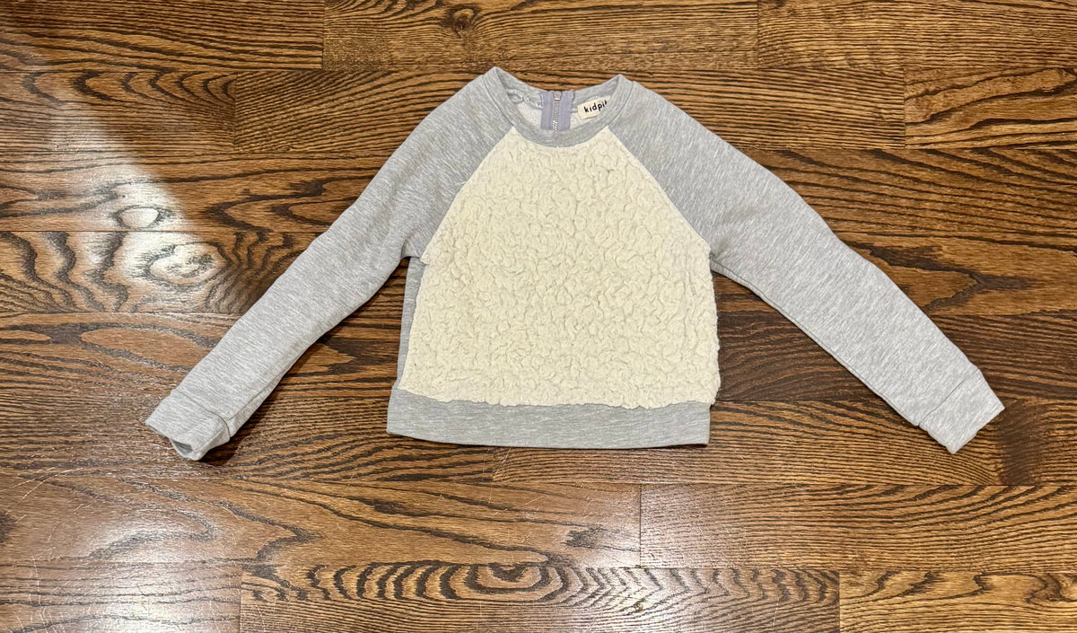 XS 5/6 LS grey and white sweater - size Youth - 5 (XS)