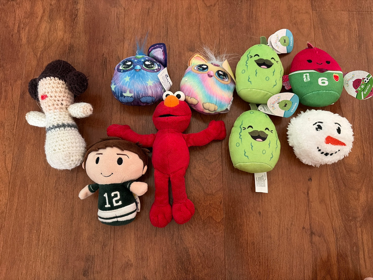 Lot of stuffies: Elmo, Princess Leia, Elmo