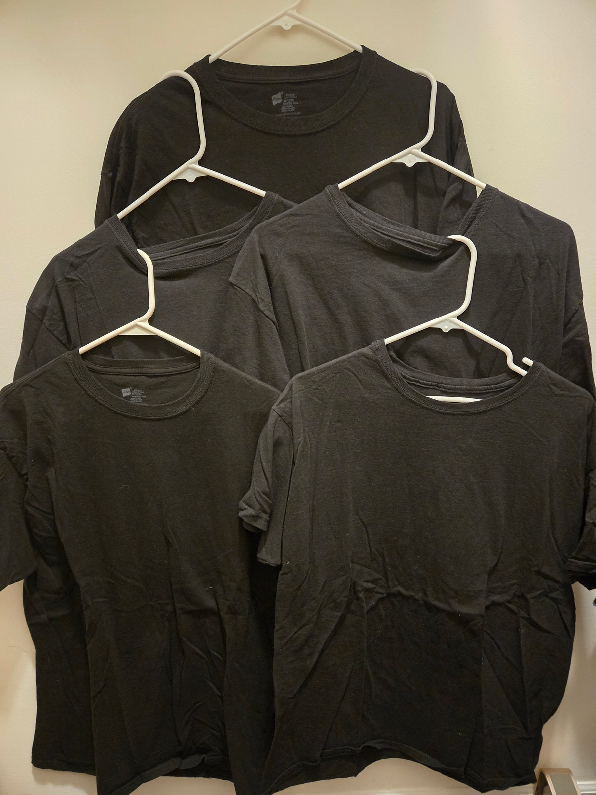 5 pack black tshirts Hanes - size Teen/Men - XL (40-42)