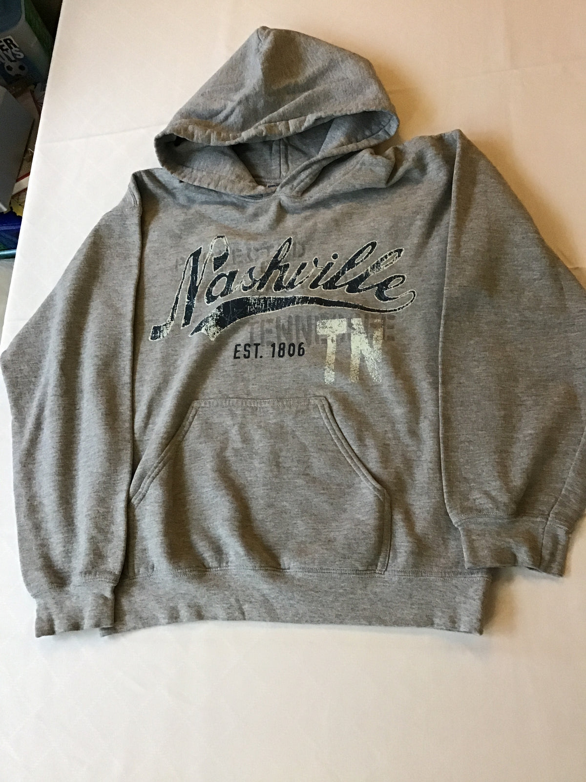 GILDAN gray hoodie Nashville TN - size Teen/Men - S (29-31)