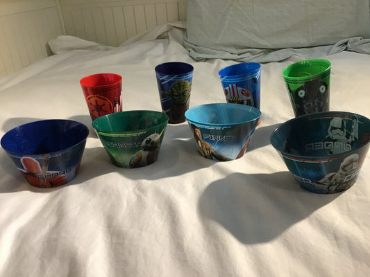 4 plastic cups plus 4 bowls STAR WARS