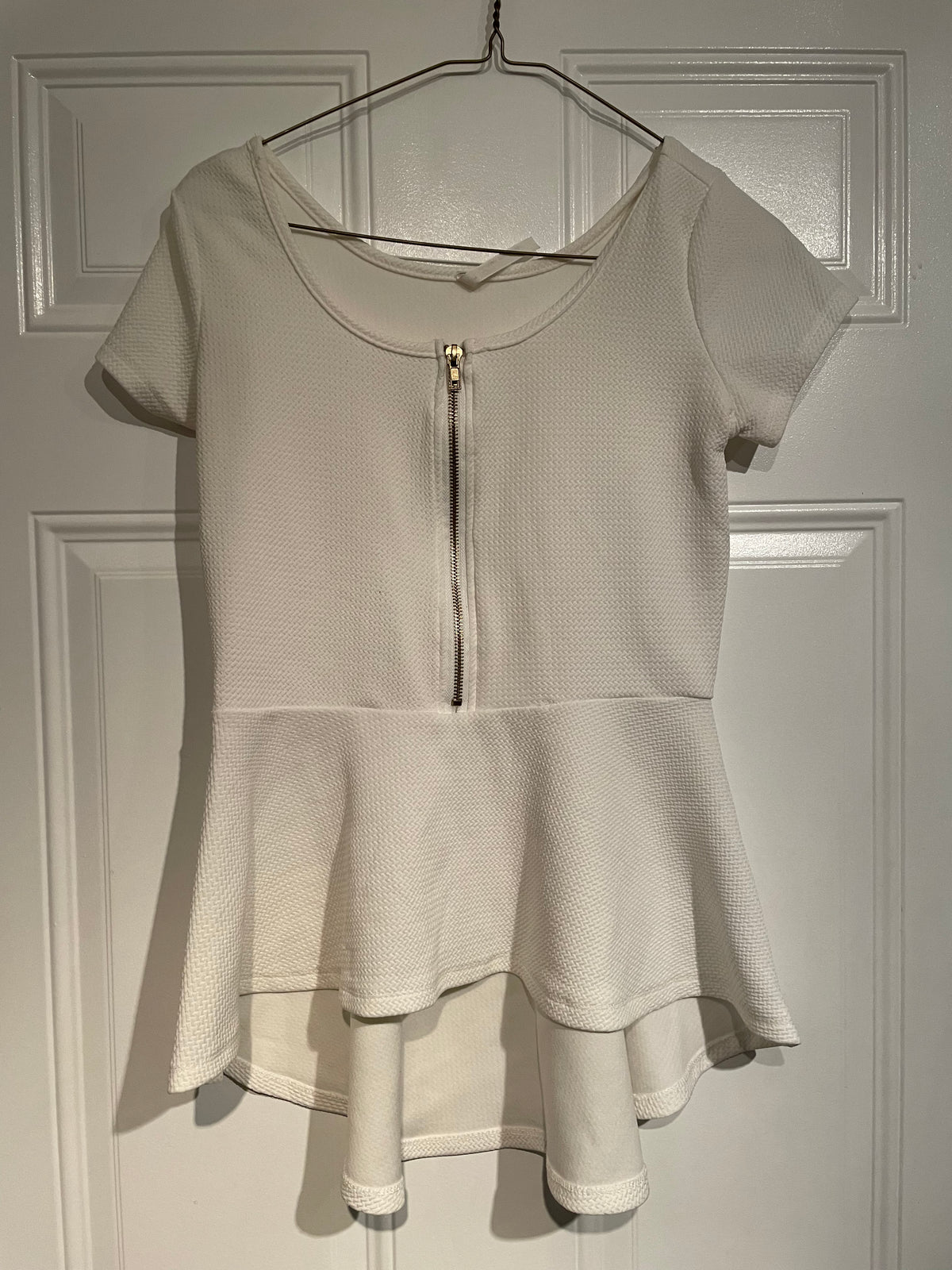 White top with zipper On front - size Junior - M (7/9)