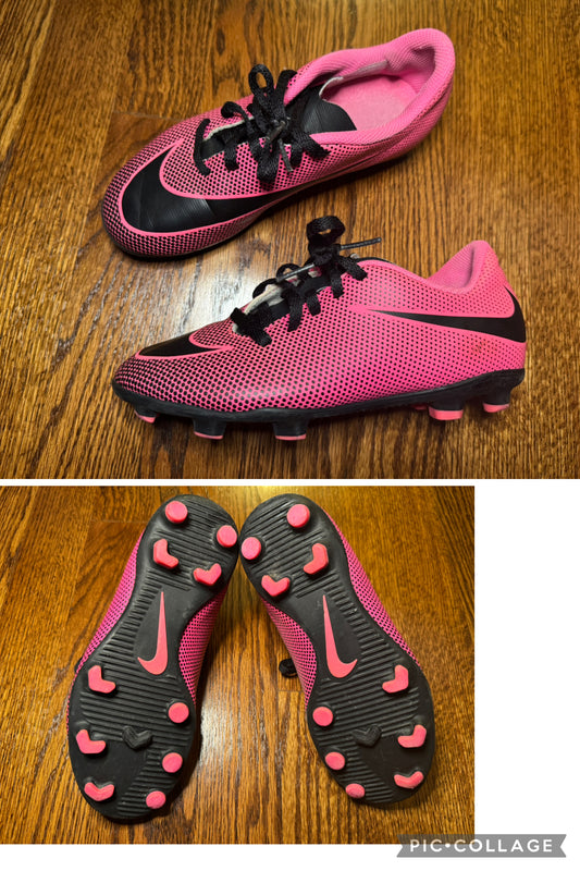 EUC Nike soccer cleats - size Shoes - Kids 1 1/2