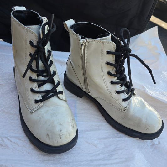 White boots, sz 3 Old Navy - size Shoes - Kids 3