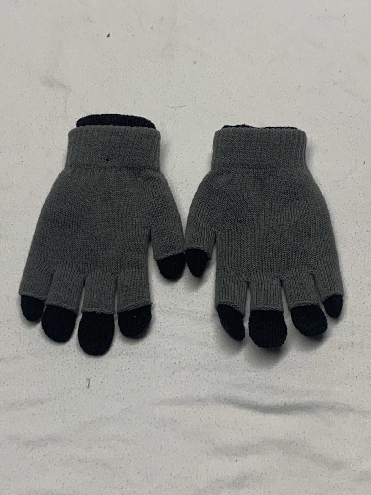grey/black gloves