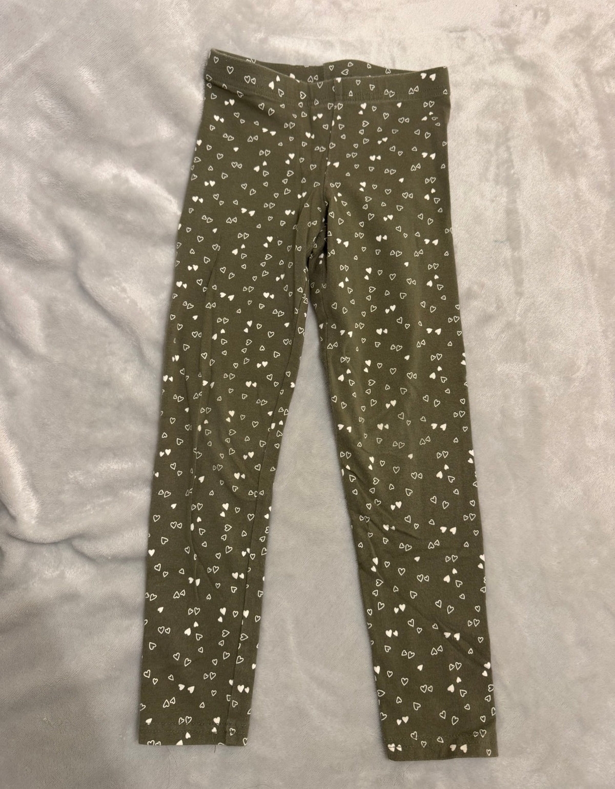 Old Navy olive green w Hearts leggings - size Youth - 6 (S)