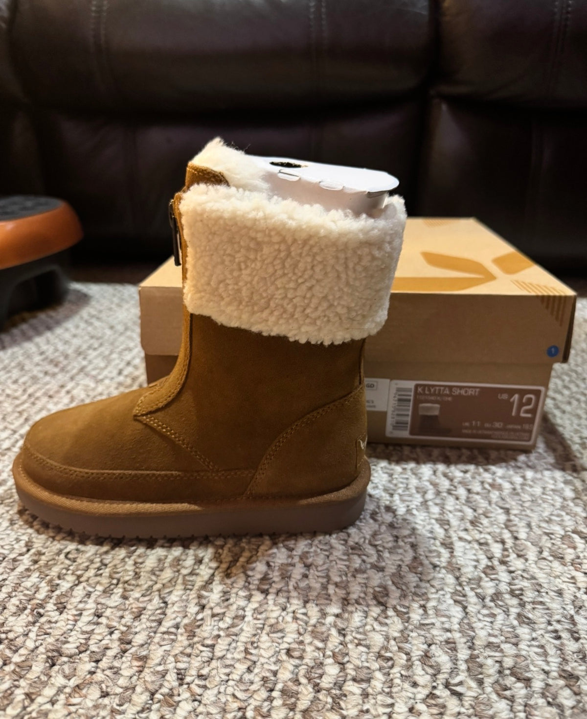 BNIB Ugg boots - size Shoes - Kids 12