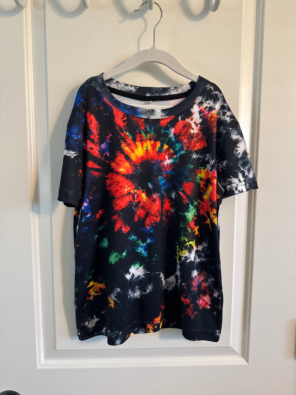 Tie Dyed Tee EUC, Blk/red/multi - size Youth - 7 (S)