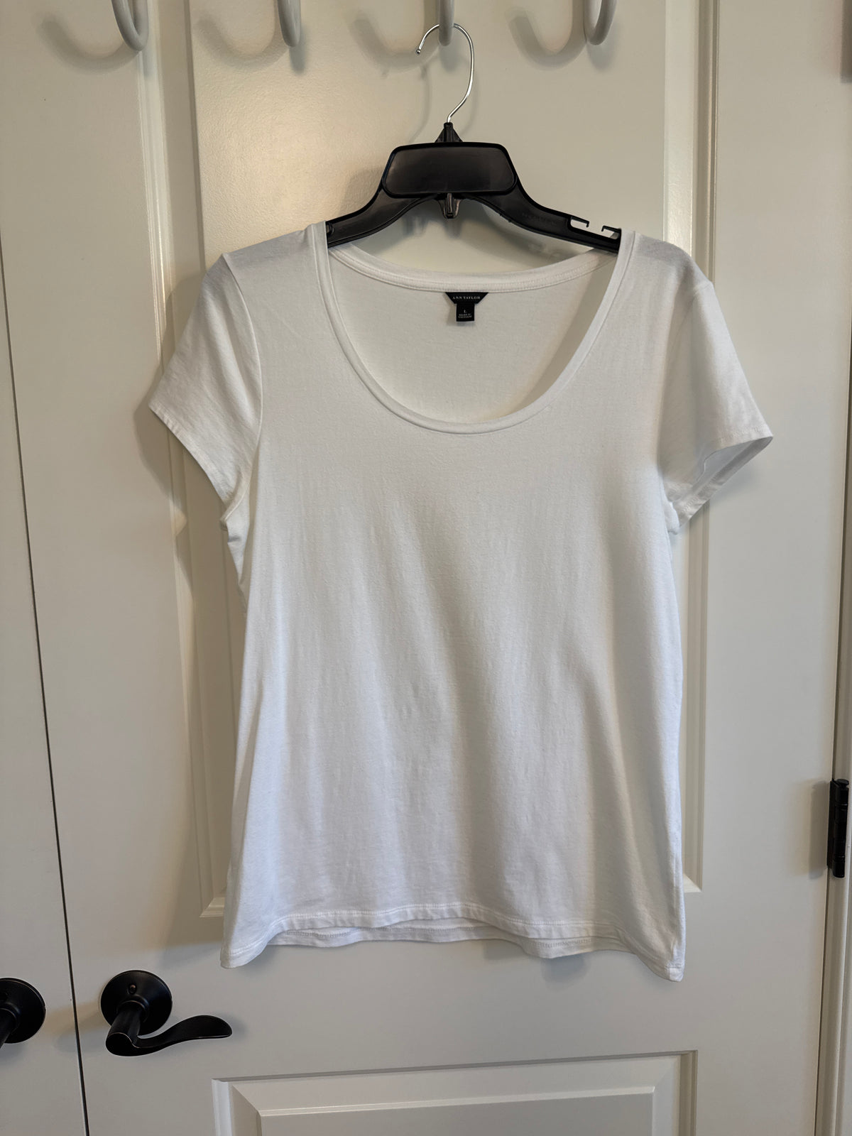 White Scoopneck Ann Taylor VGUC - size Women - M (8/10)