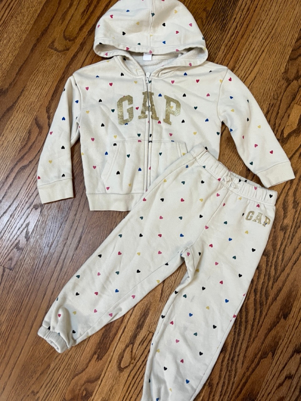 Cream Hearts Sweatsuit Baby Gap GUC - size Toddler - 4T