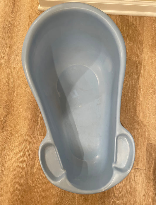 Bath tub