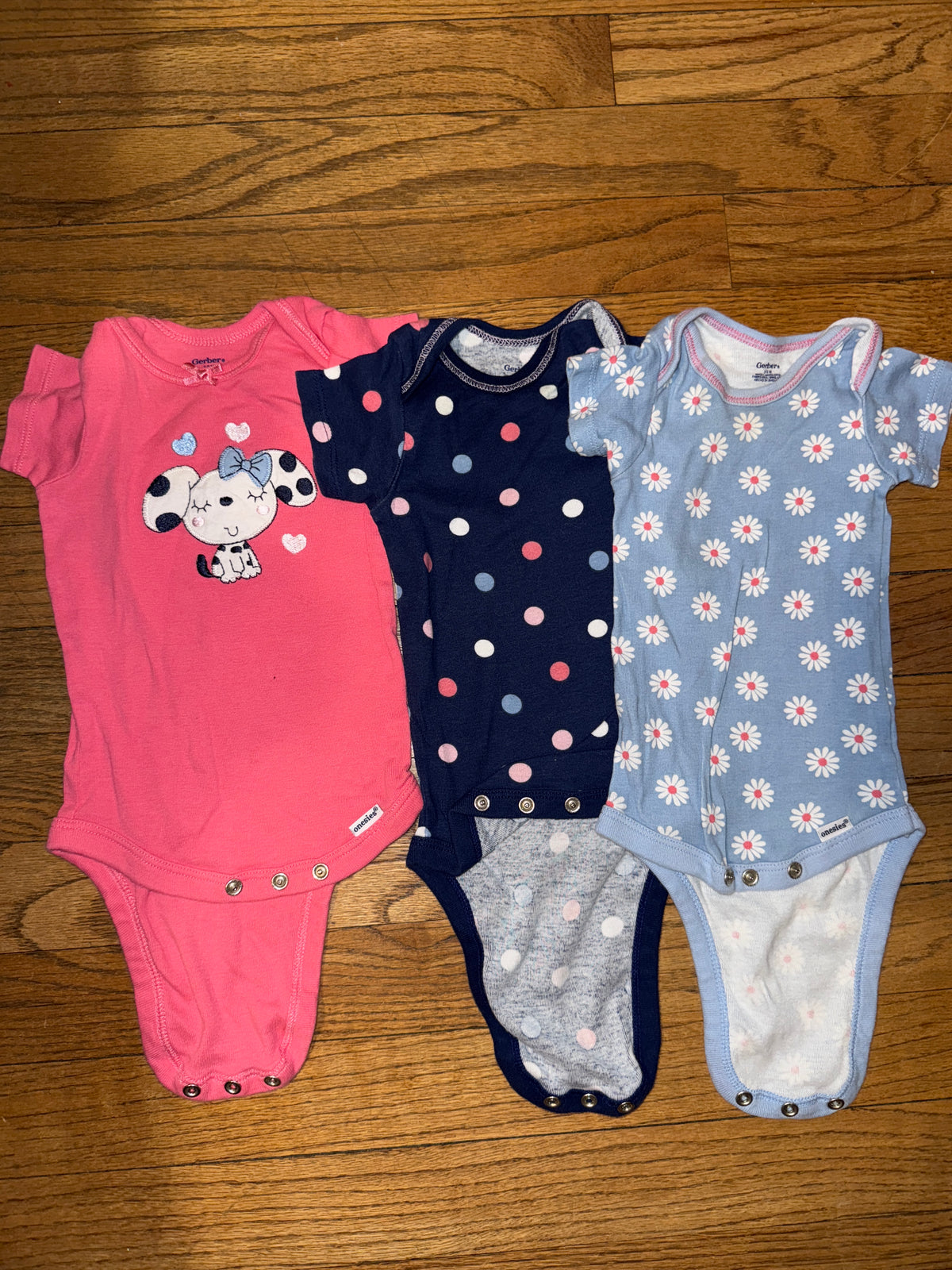 Gerber short sleeve Onesies VGUC 3-9m - size Month - 0-3 / 3M