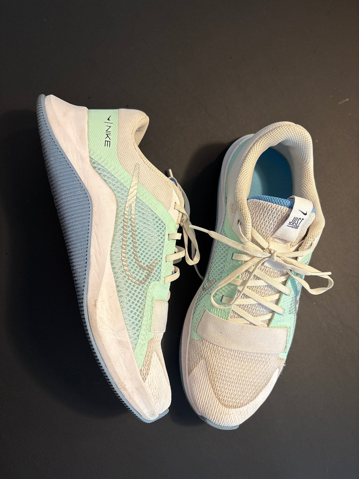 White Nike Tennis Shoes - size Shoes - Adult 10 1/2