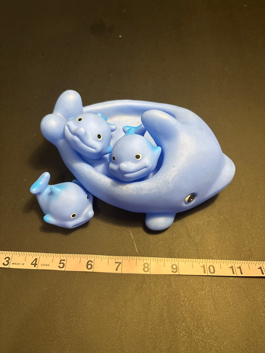 Mommy & 3 Baby Dolphin bath toys