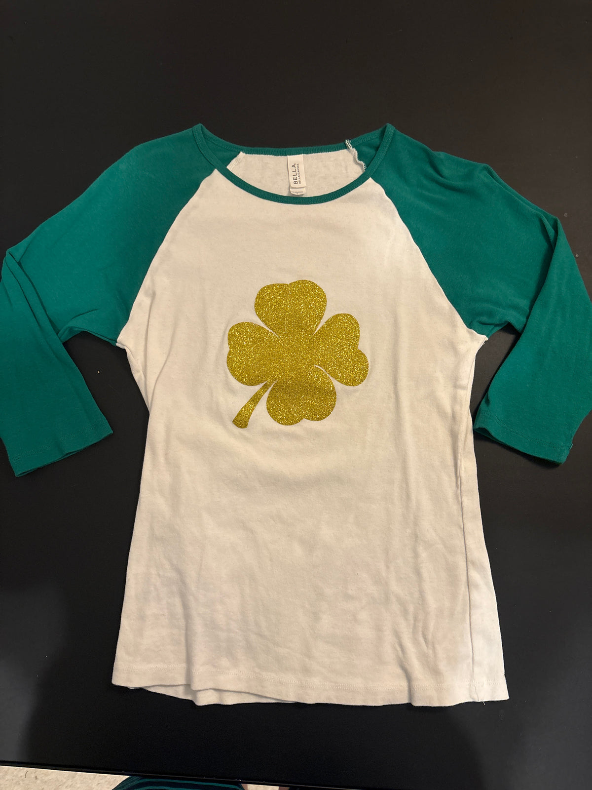 Bella L glitter shamrock shirt w greet sleeves - size Women - L (12/14)