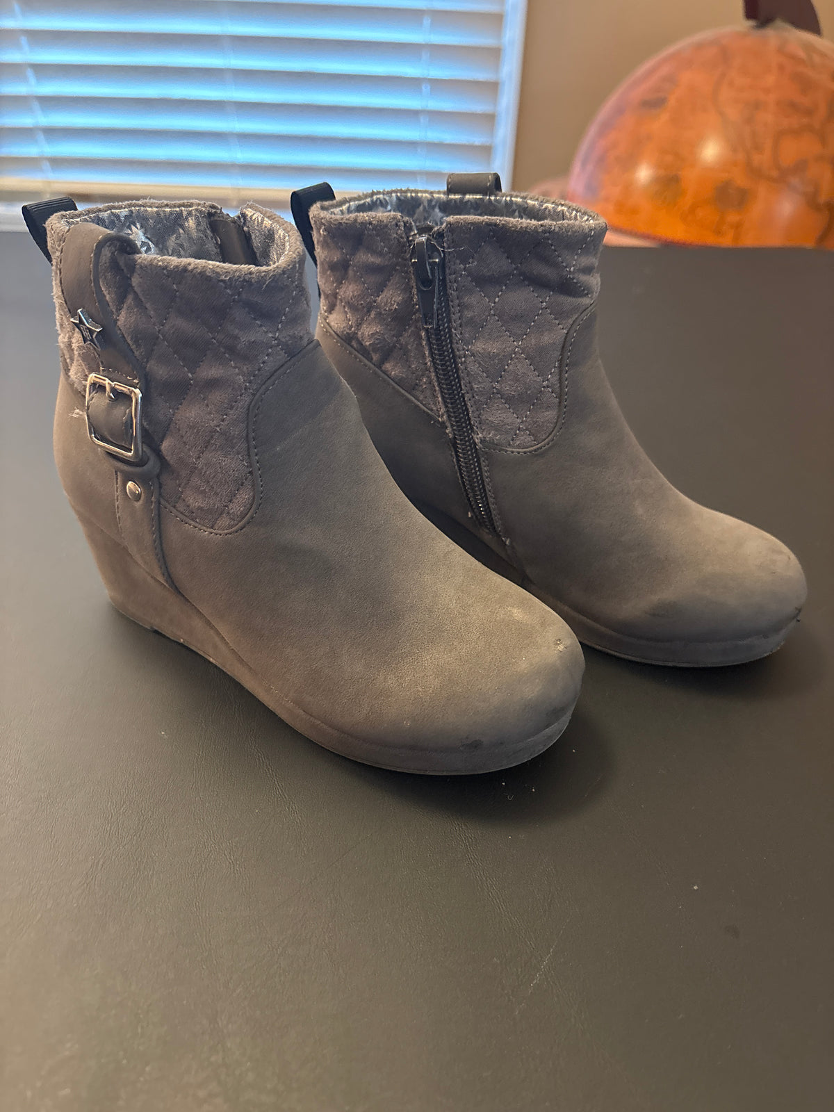 Grey Tommy Hilfiger heeled boots - size Shoes - Kids 12