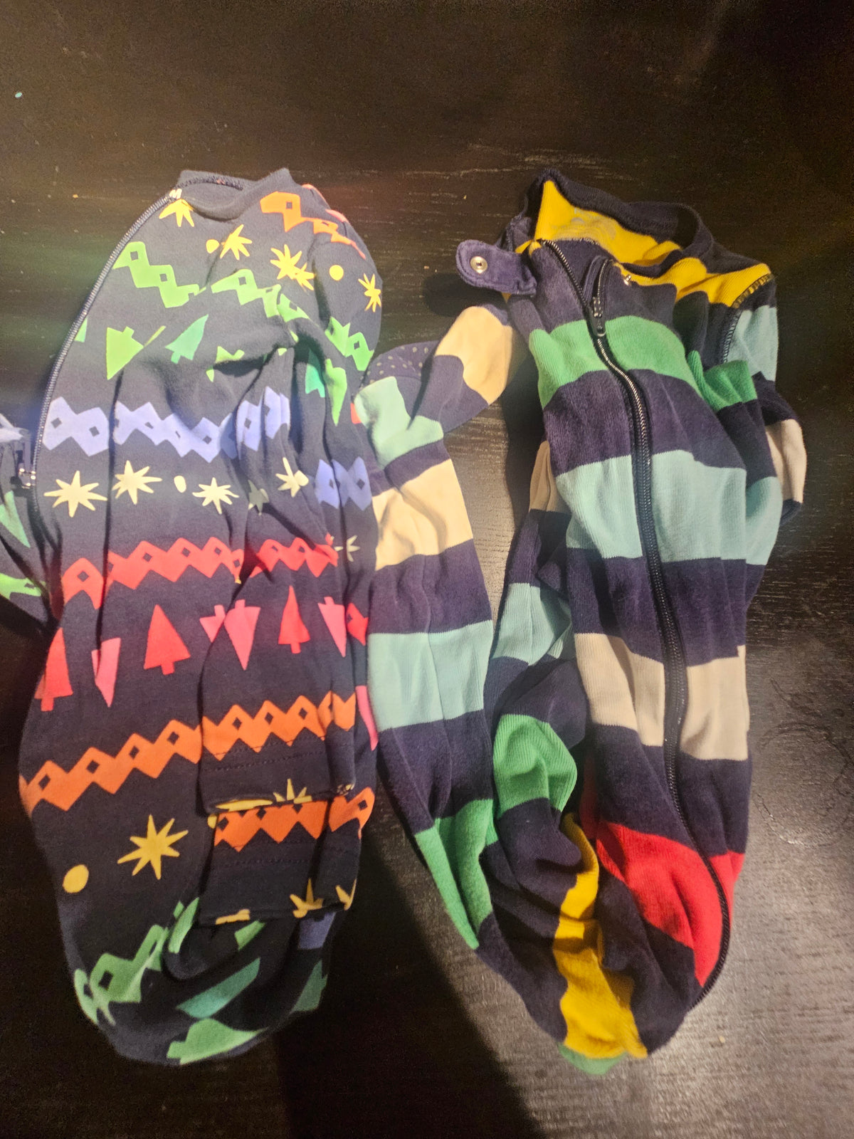 Toddler onesie pjs GUC Primary set of 2 unisex - size Month - 18-24 / 24M
