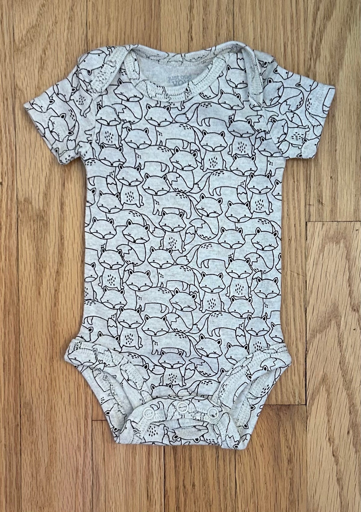 Carters Fox Print SS Onesie Like New - size Month - Newborn