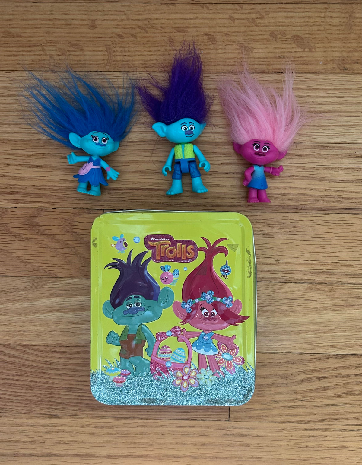 Trolls tin w/ characters