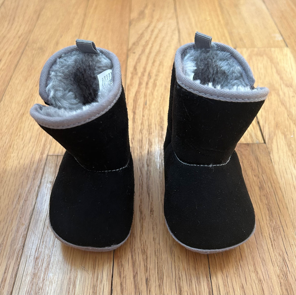 Black Boots Fuzzy Inside Like New - size Shoes - Baby 2 / 3-6 mo