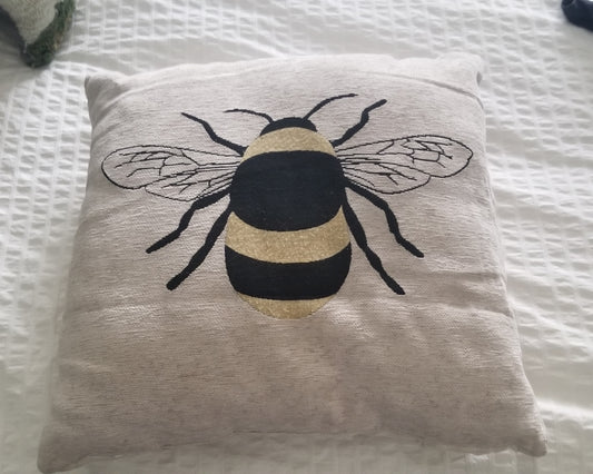 BEE 16 in Pillow Clean, no stains