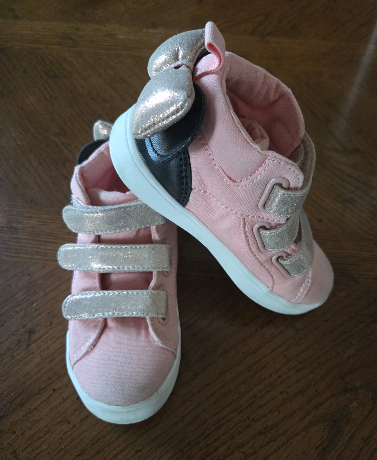 Minnie Mouse Sneakers Cute bows on back - size Shoes - Toddler 9