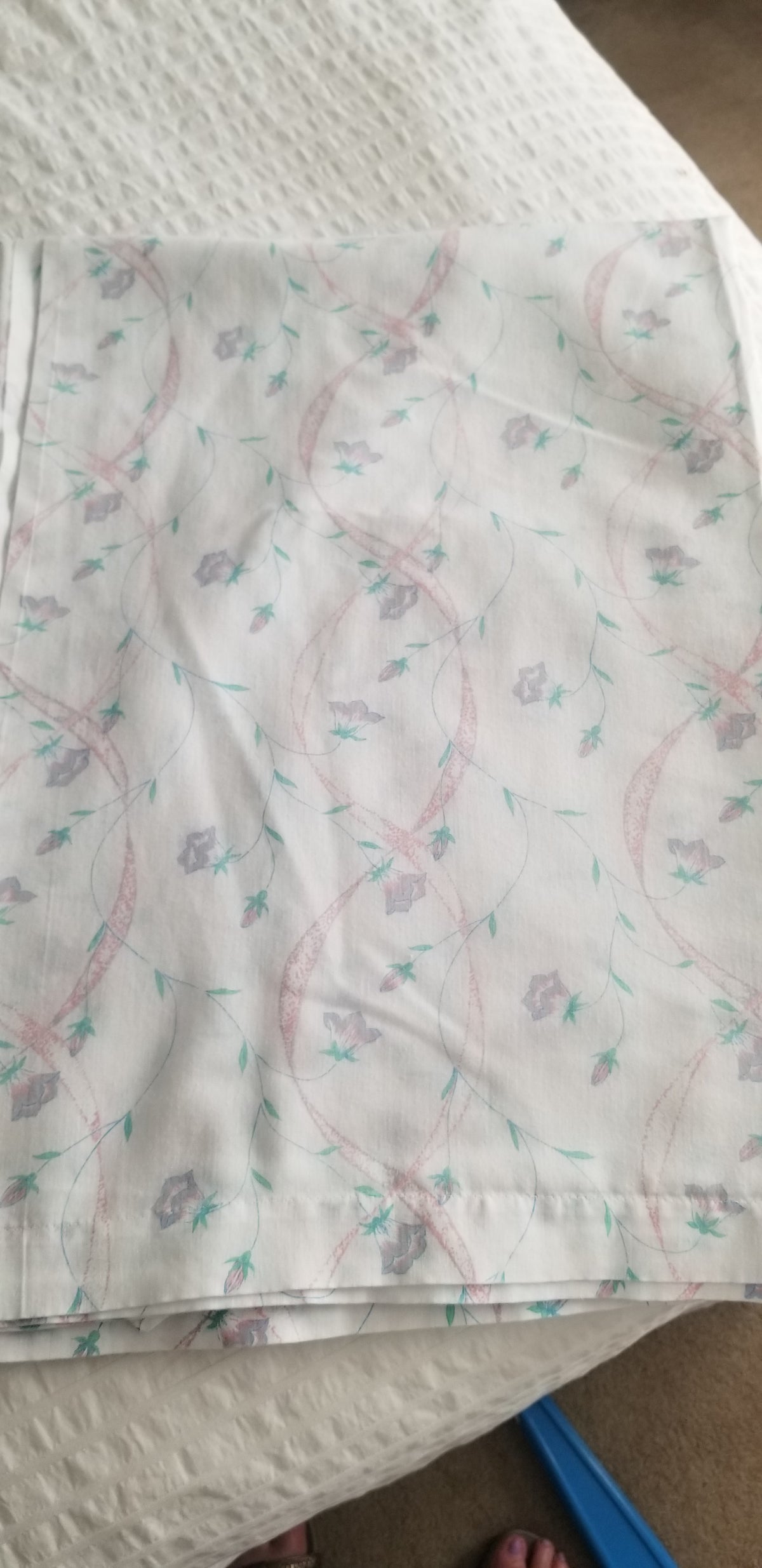 Twin Top Sheet W/Case White w/purple/pink flow