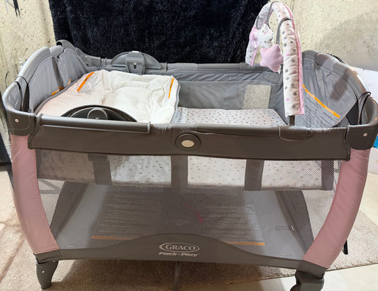 Graco Pack n Play w/ Reversible Seat/Changer
