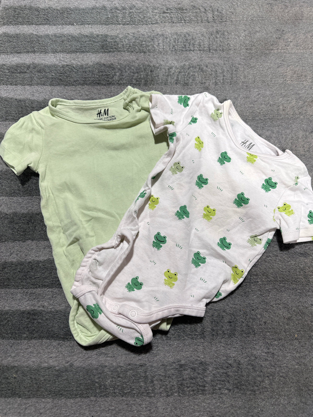 2 H&M onesies Organic cotton - size Month - 6-9 / 9M