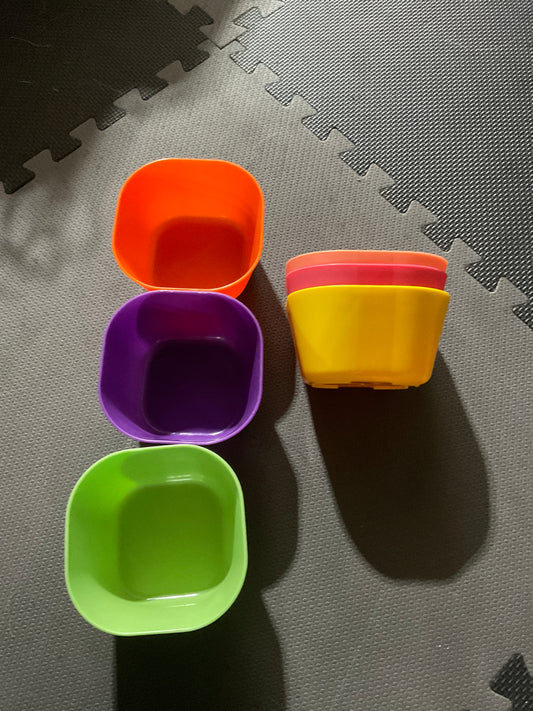 6 plastic bowls