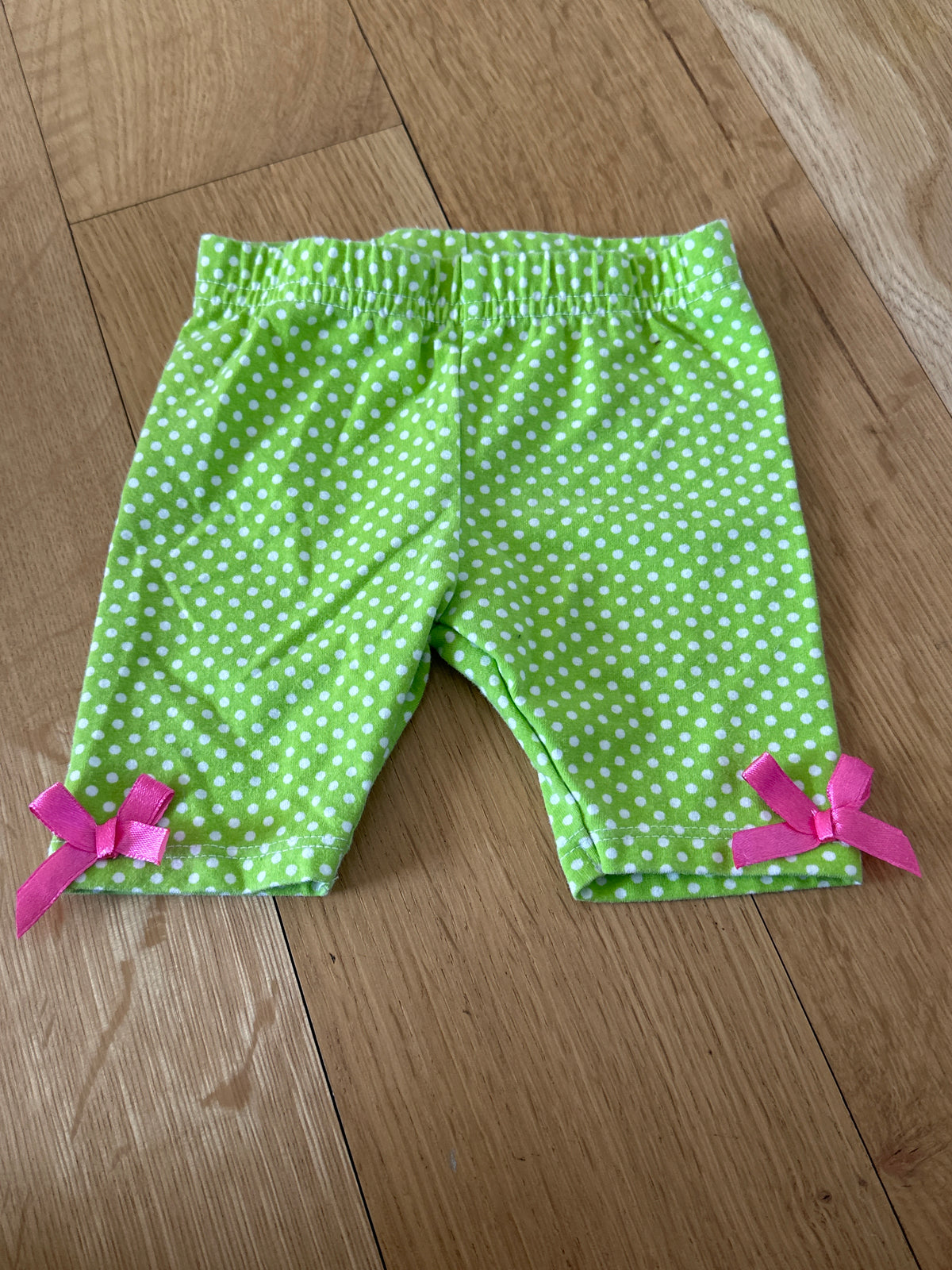 Green polka dot shorts - size Month - 12-18 / 18M