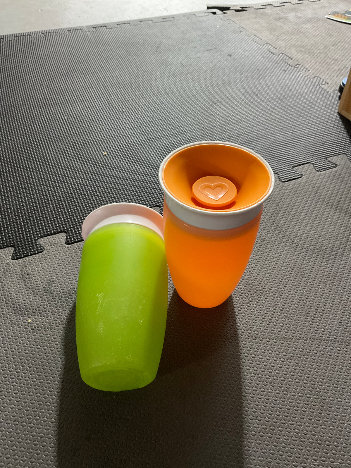 2 sippy cups with lids