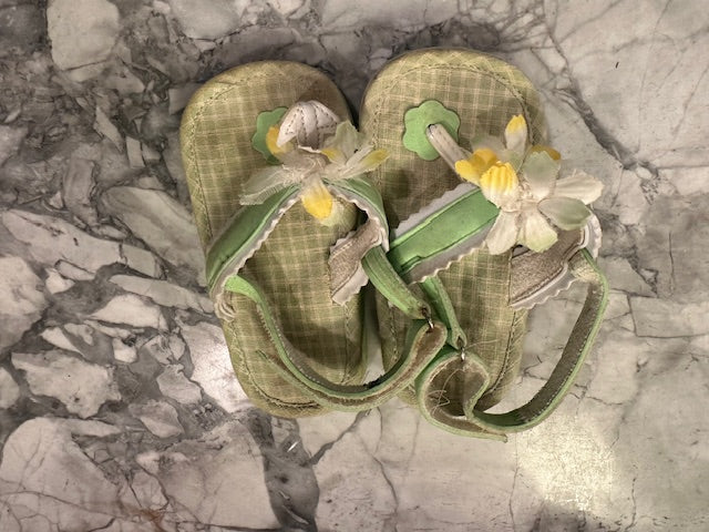 Green Sandles w/ flower - size Shoes - Toddler 6