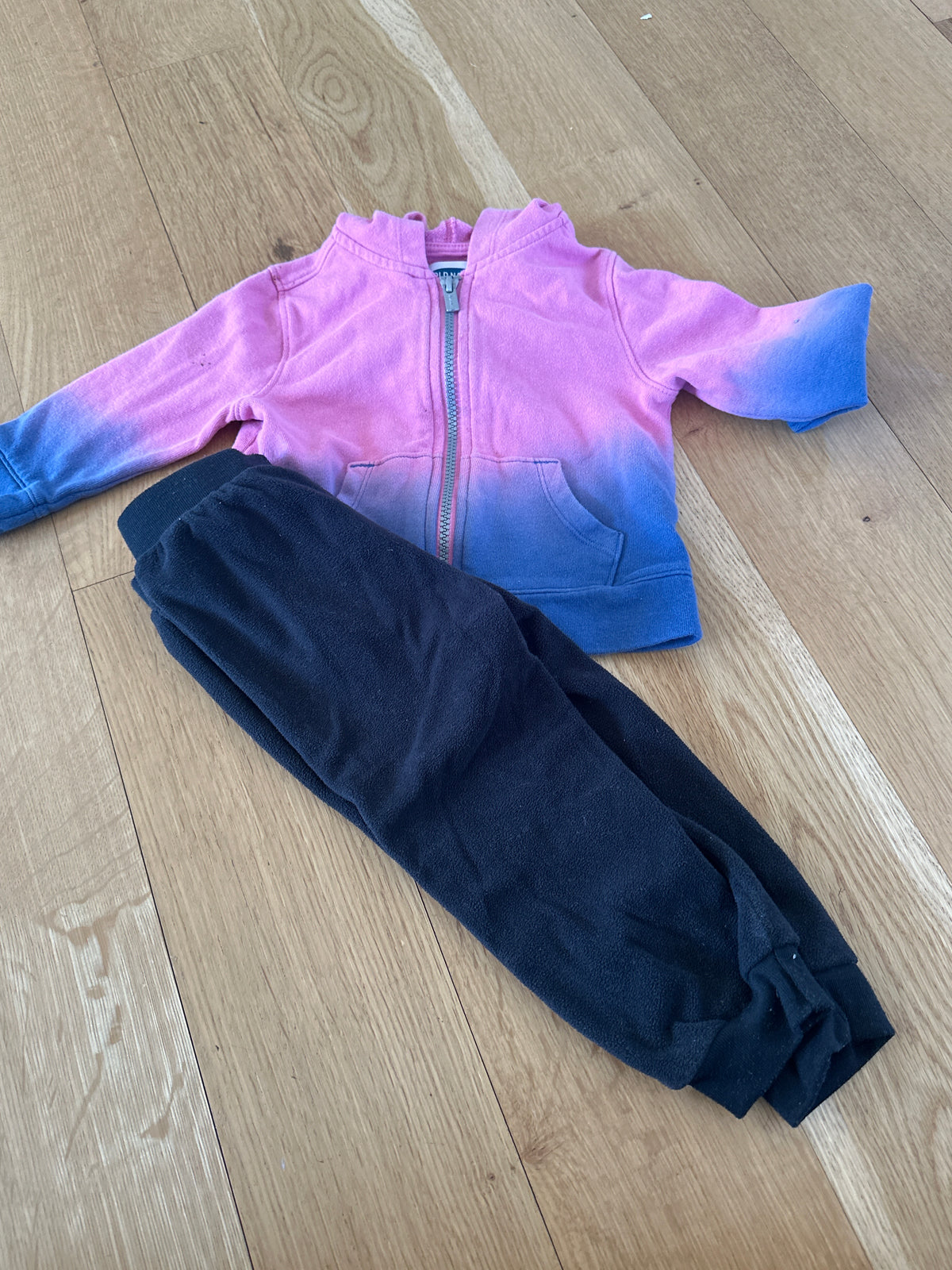Sweater w/ black Sweatpants - size Month - 12-18 / 18M