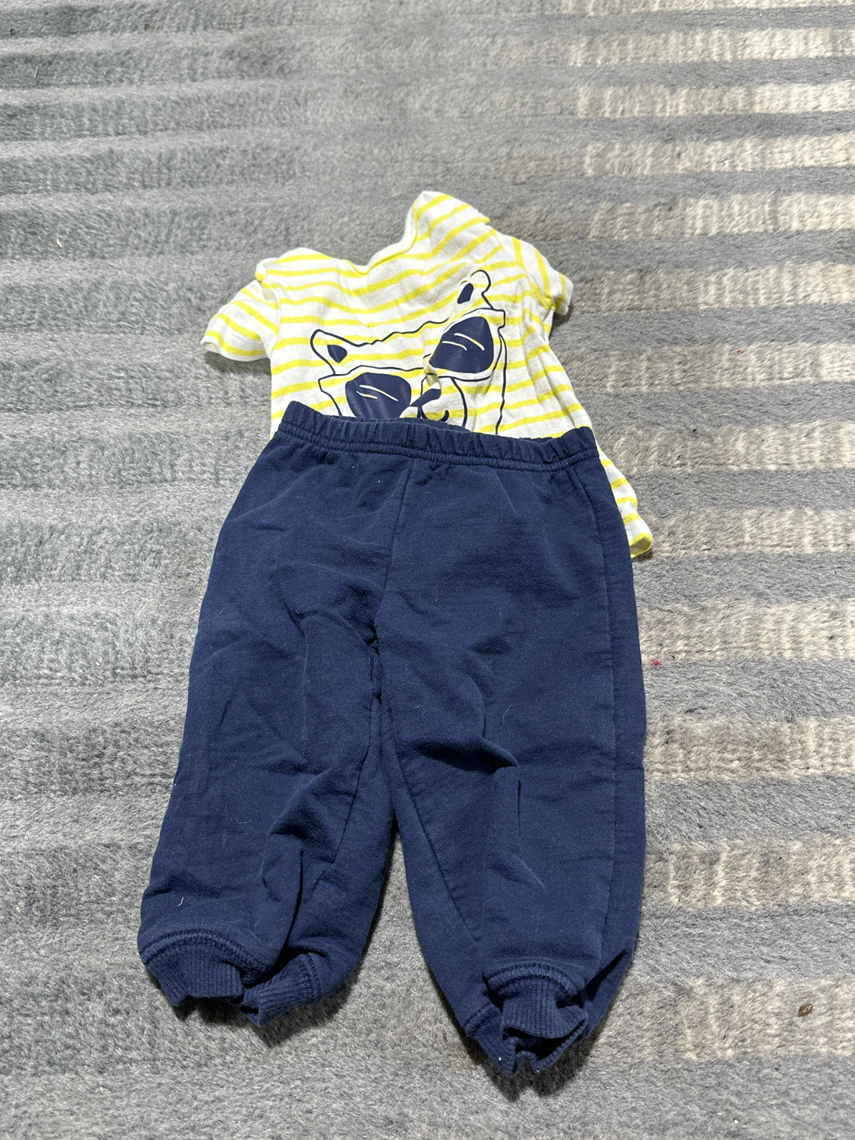 Yellow/ navy blue outfit - size Month - 6-9 / 9M
