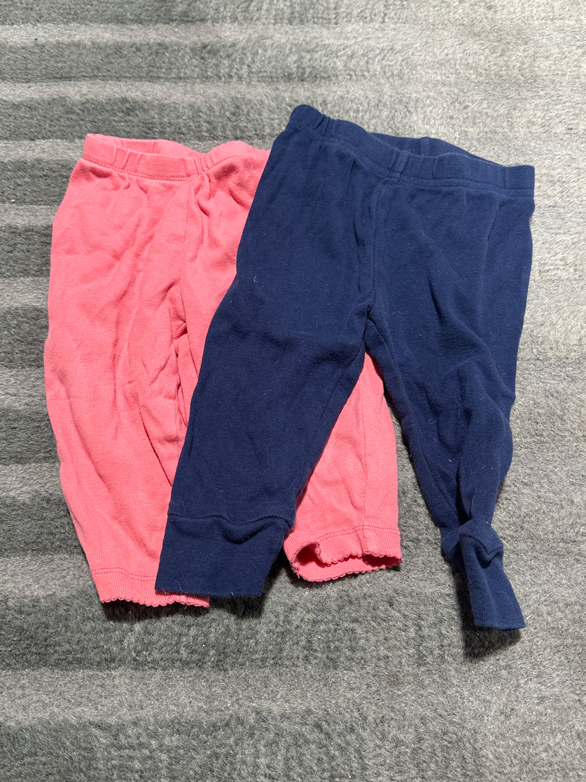 2 pairs of pants - size Month - 6-9 / 9M