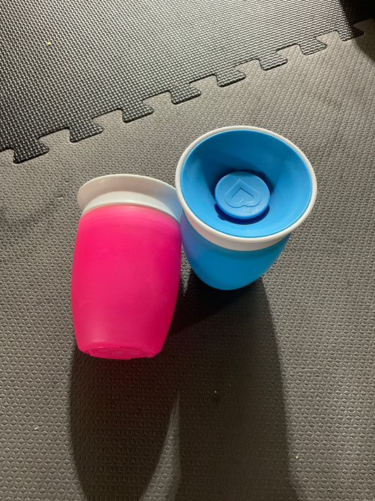 2 sippy cups with lids
