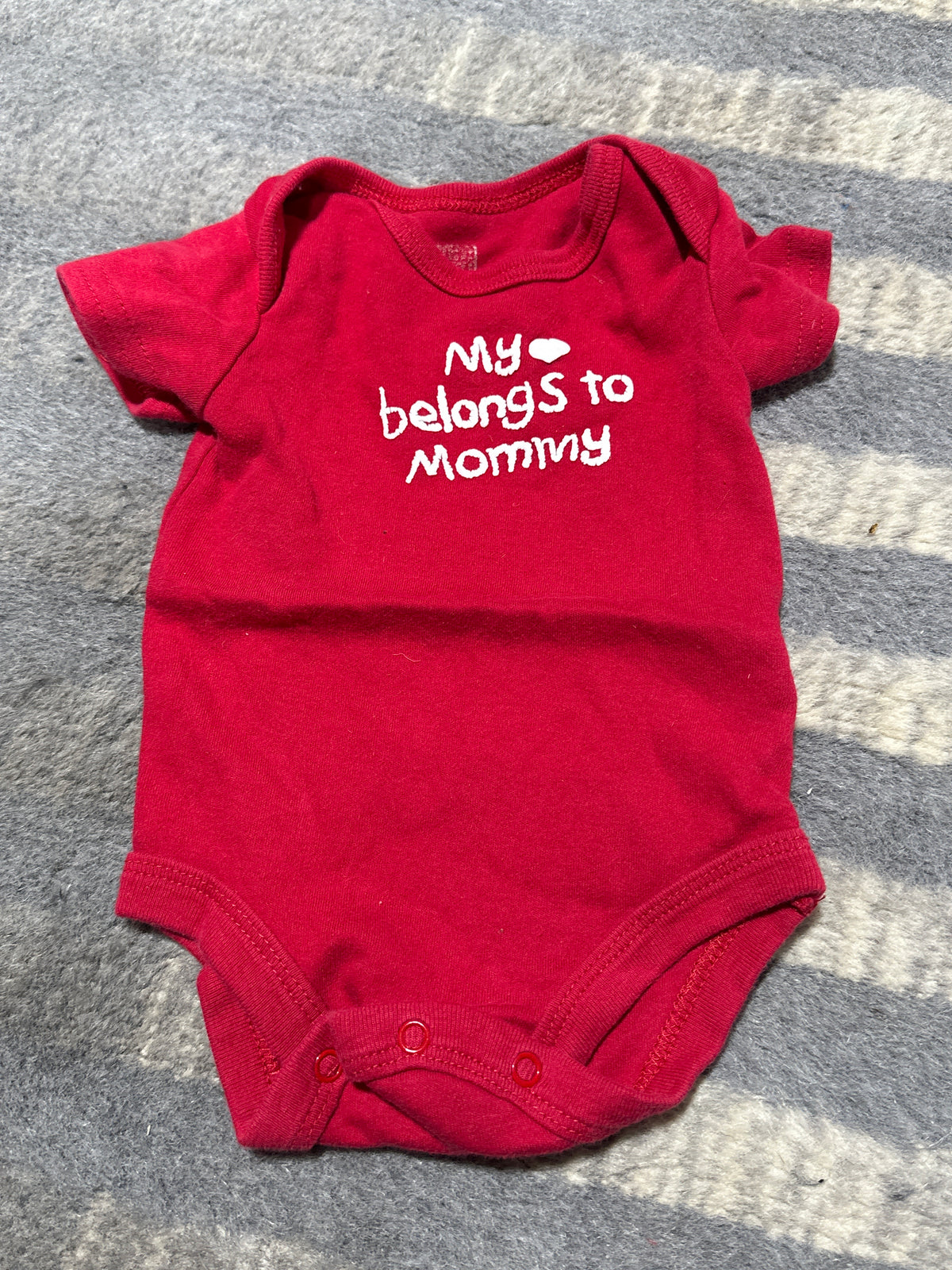 Red mommy loves me Onesie - size Month - Newborn