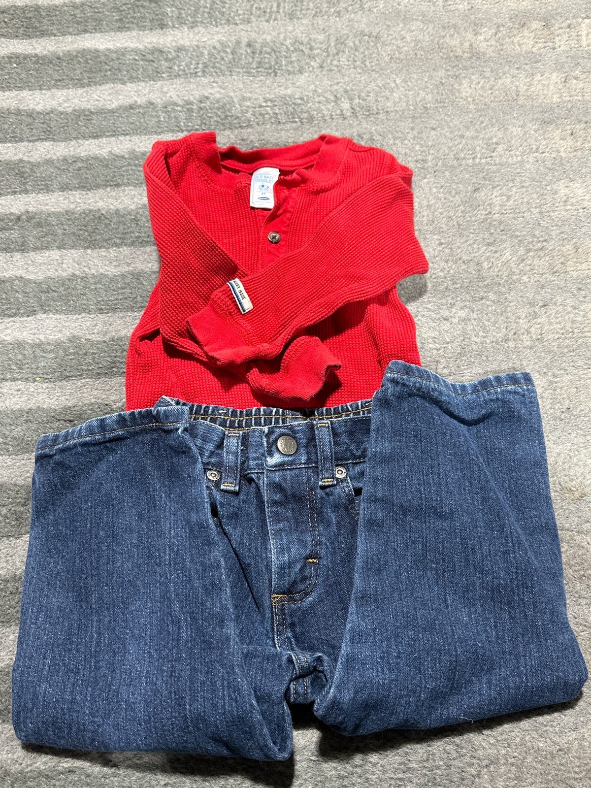 Red line sleeve onesie W/ jeans - size Toddler - 2T