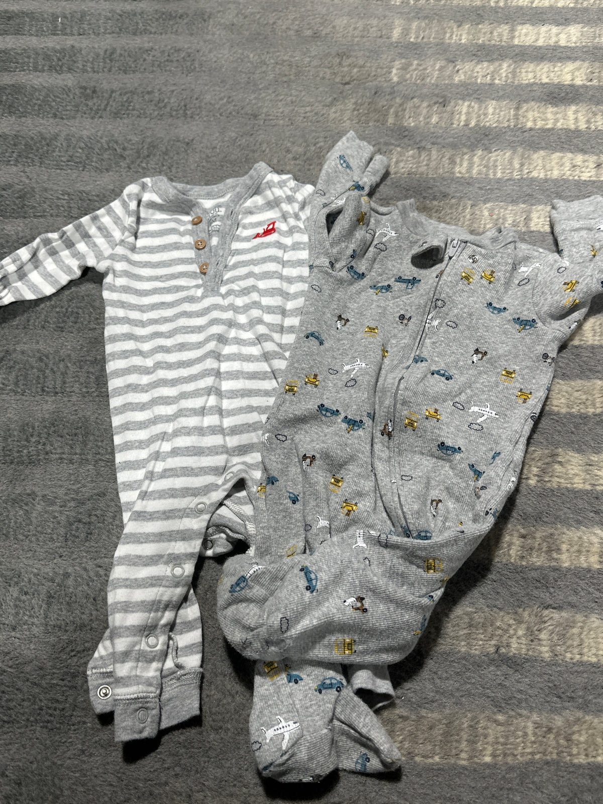2 pjs - size Month - 3-6 / 6M