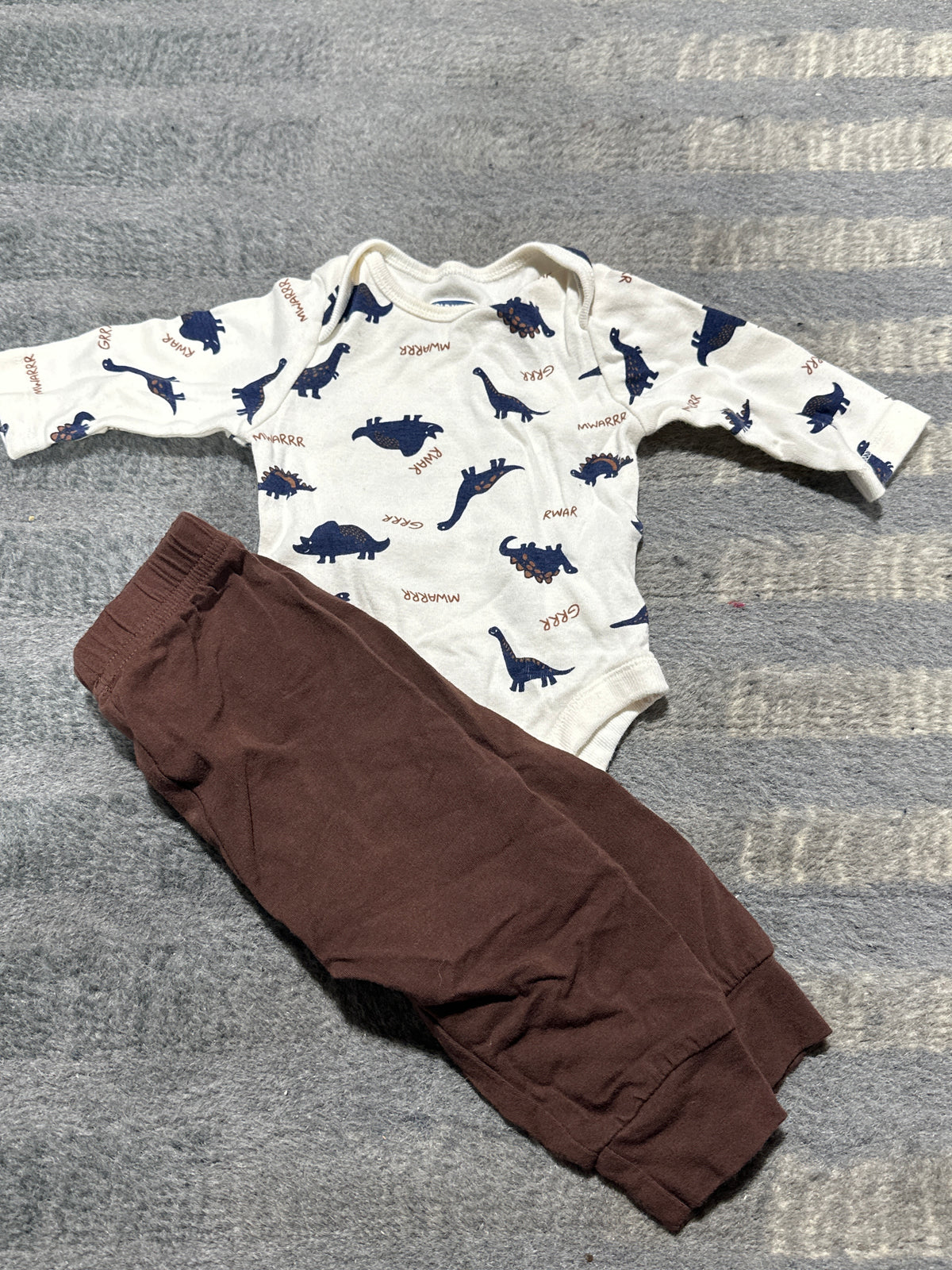 Long sleeve Dino outfit - size Month - 0-3 / 3M