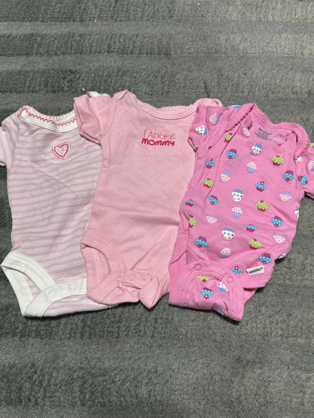 3 pink onesies - size Month - Newborn
