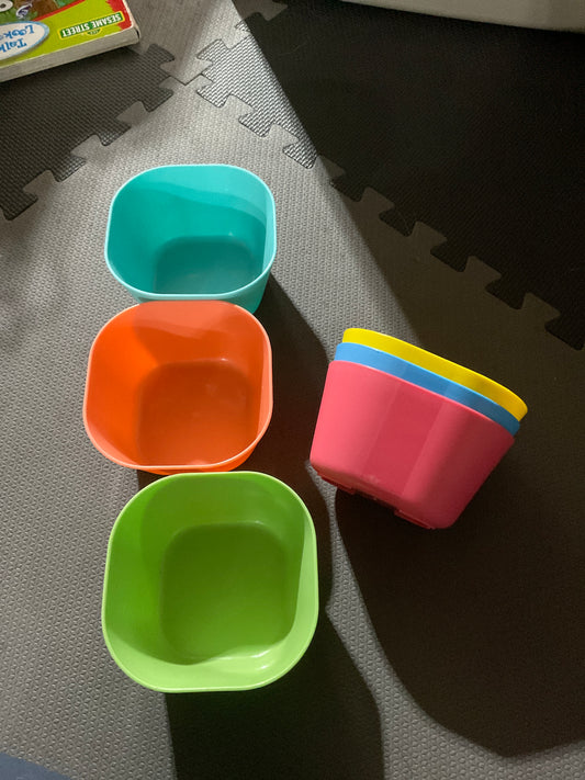 6 plastic bowls