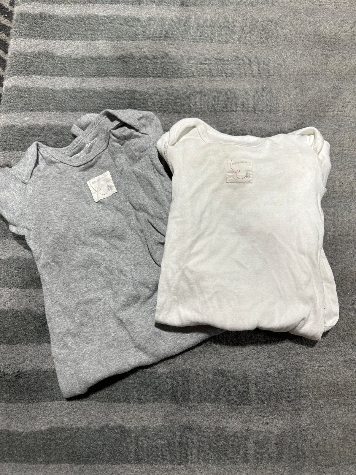 2 burts bees onesies White and grey - size Month - 3-6 / 6M