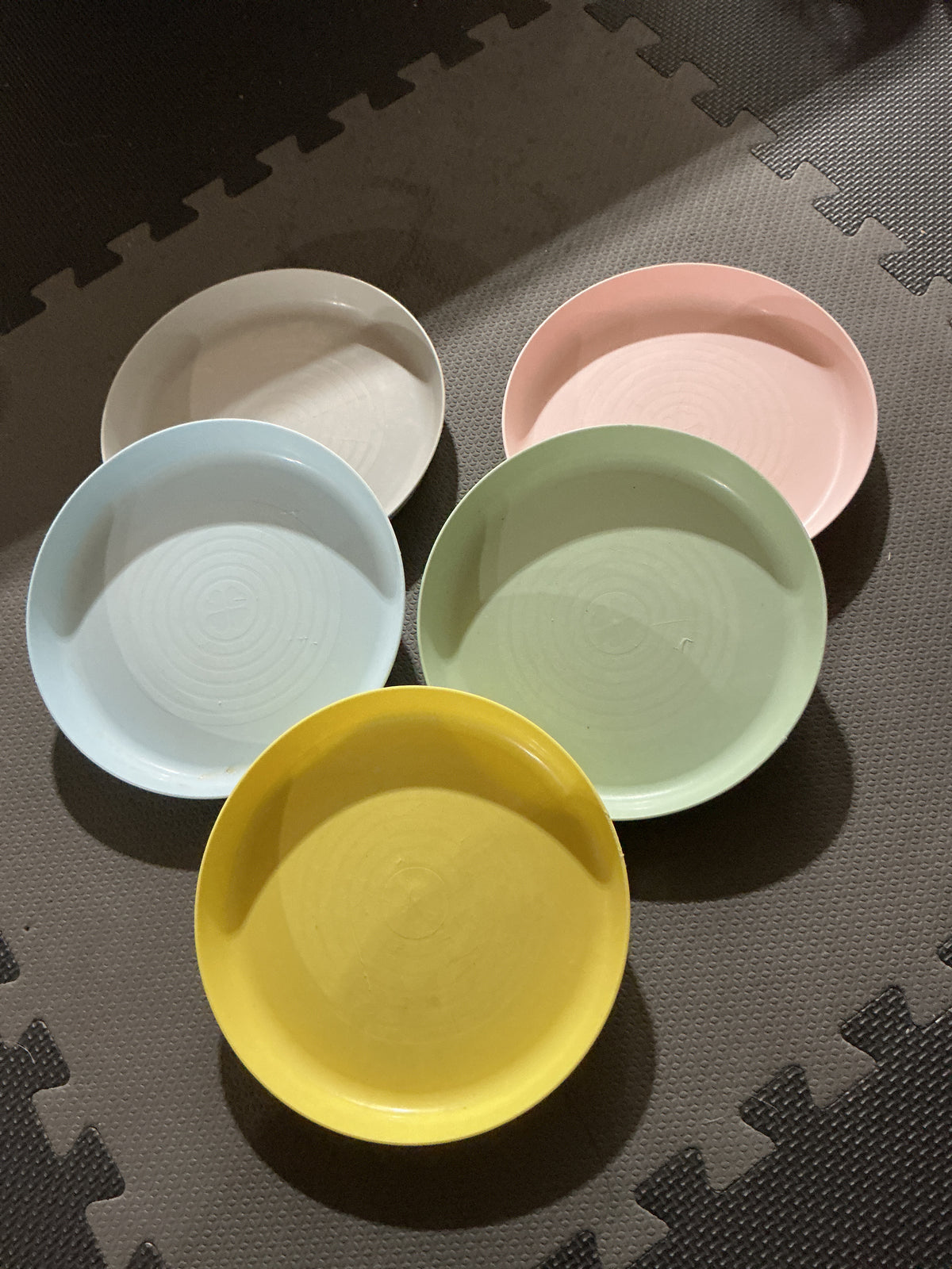 5 plastic plates