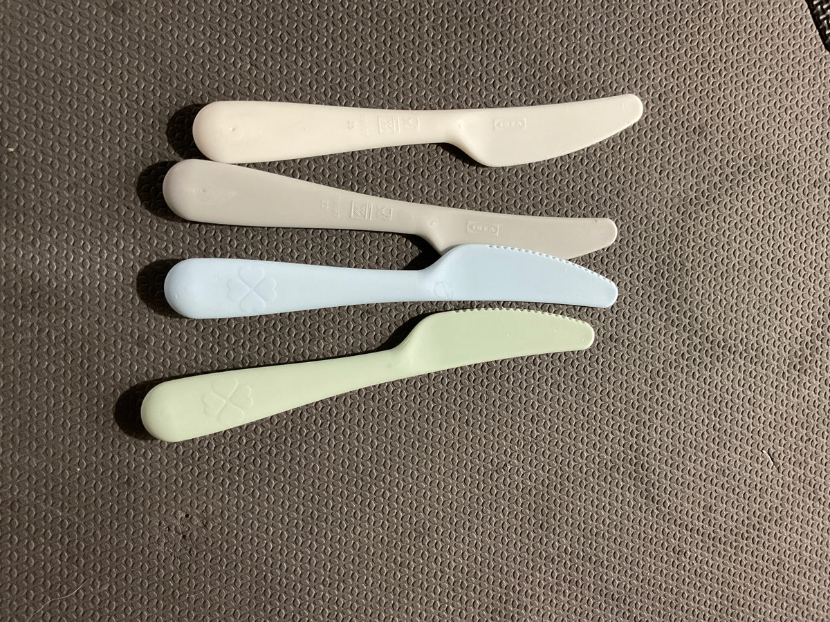 4 plastic kid knives